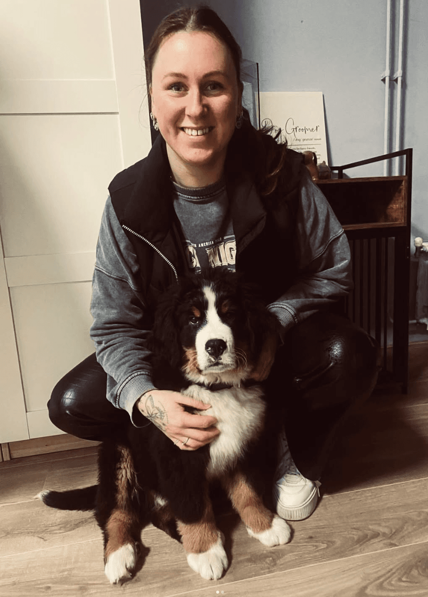 Hond wordt verzorgd in de salon